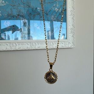 Elegant equestrian Gold Chain Necklace with Pendant